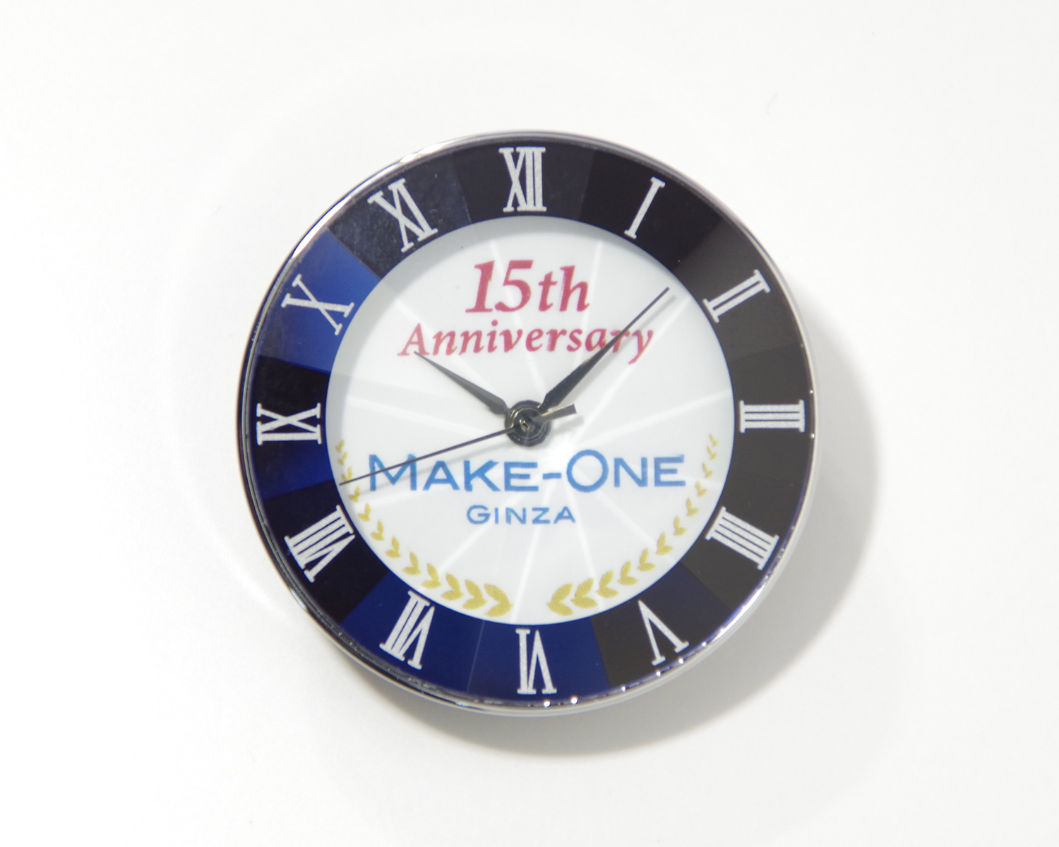 クリスタルガラス記念品メイクワンの特注製作ではクリスタルガラスに埋め込む時計内面に印刷が出来ます。