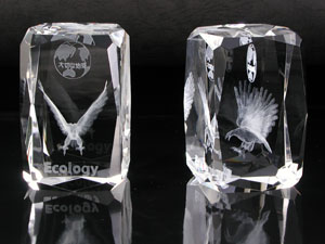 クリスタルガラス記念品「3Dクリスタルの事例」立体で入れたワシとロゴマークと文字。