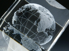 クリスタルガラス記念品メイクワンの特注製作ではレーザー彫刻刻でクリスタルガラスを様々な形に加工できます。