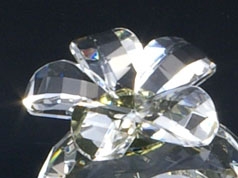 クリスタルガラス記念品メイクワンの特注製作ではクリスタルガラスを様々な形にカット可能です。