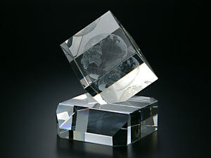 【クリスタルガラス記念品】3D地球儀入りオーナメント（ベース付き） LCG666-BS