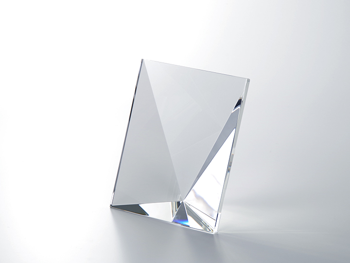 【クリスタルガラス記念品】スクウェア・プリズム表彰盾 中	CTTF-120×145