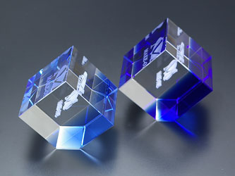 クリスタルガラス記念品メーカー　メイクワンの特注製作ではクリスタルガラスのガラス色が選べます。