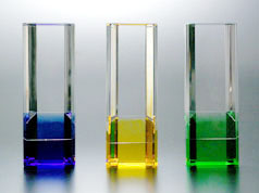 クリスタルガラス記念品メーカー　メイクワンの特注製作ではクリスタルガラスのガラス色が選べます。