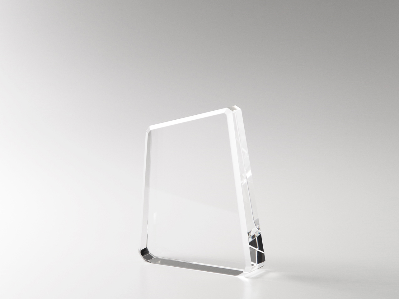 【クリスタルガラス表彰記念品】アッパー・トレンド・クリスタル表彰盾<br />DC4B-110<br />￥7,500
