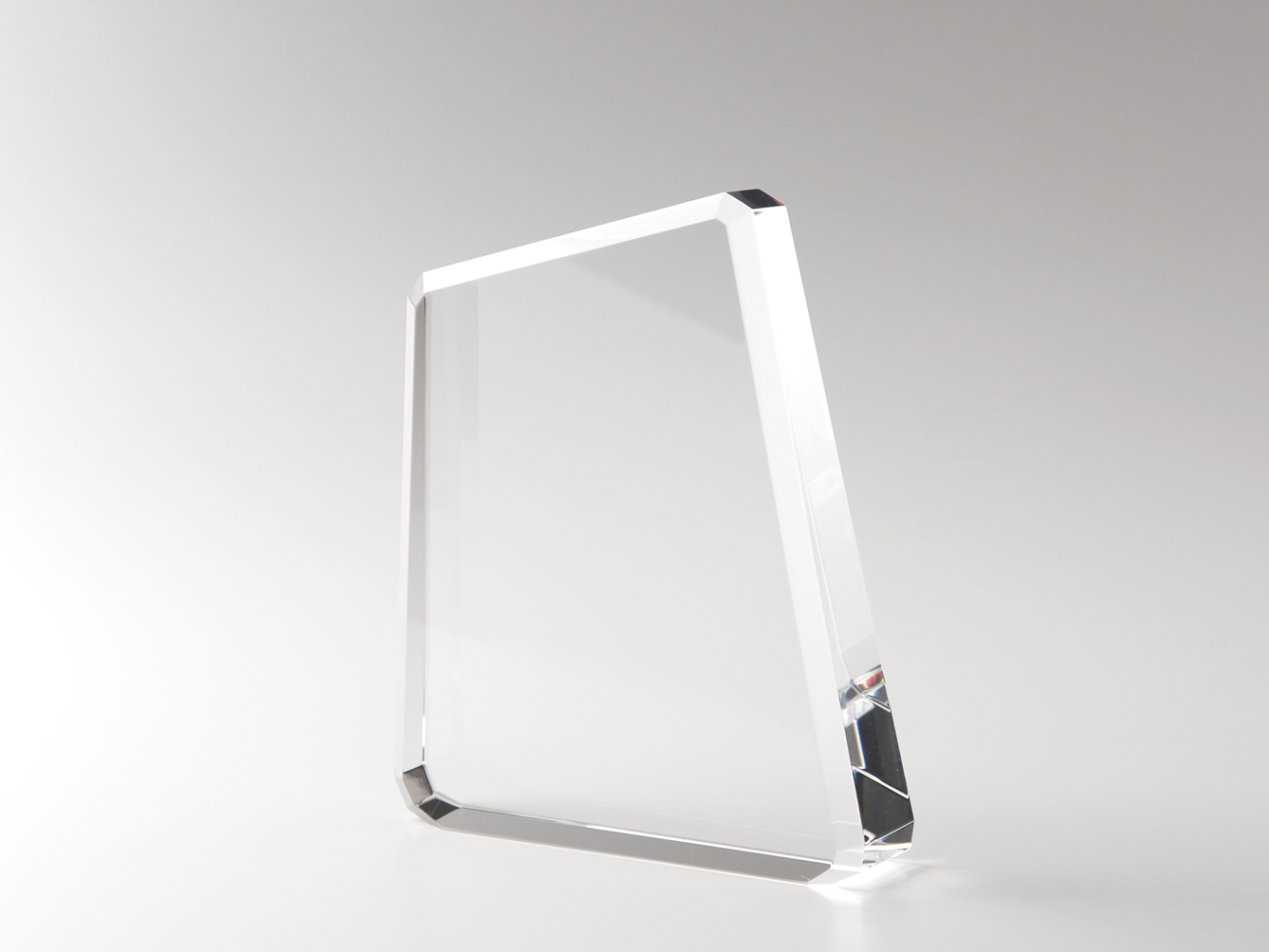 【クリスタルガラス表彰記念品】アッパー・トレンド・クリスタル表彰盾<br />DC4B-150<br />￥13,500