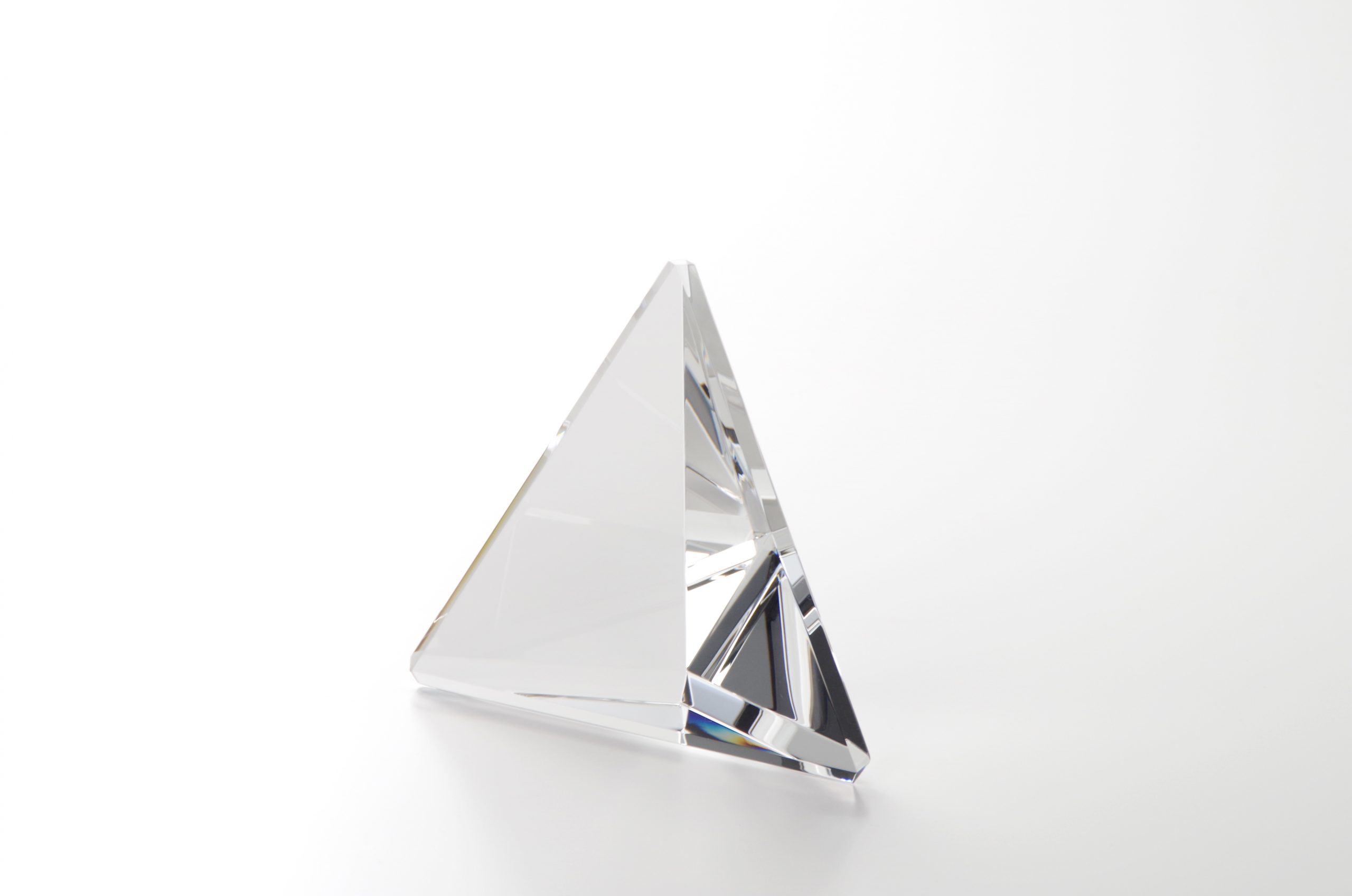 【クリスタルガラス表彰記念品】トライアングル・プリズム表彰盾 小<br />TRI-P-140<br />￥12,000