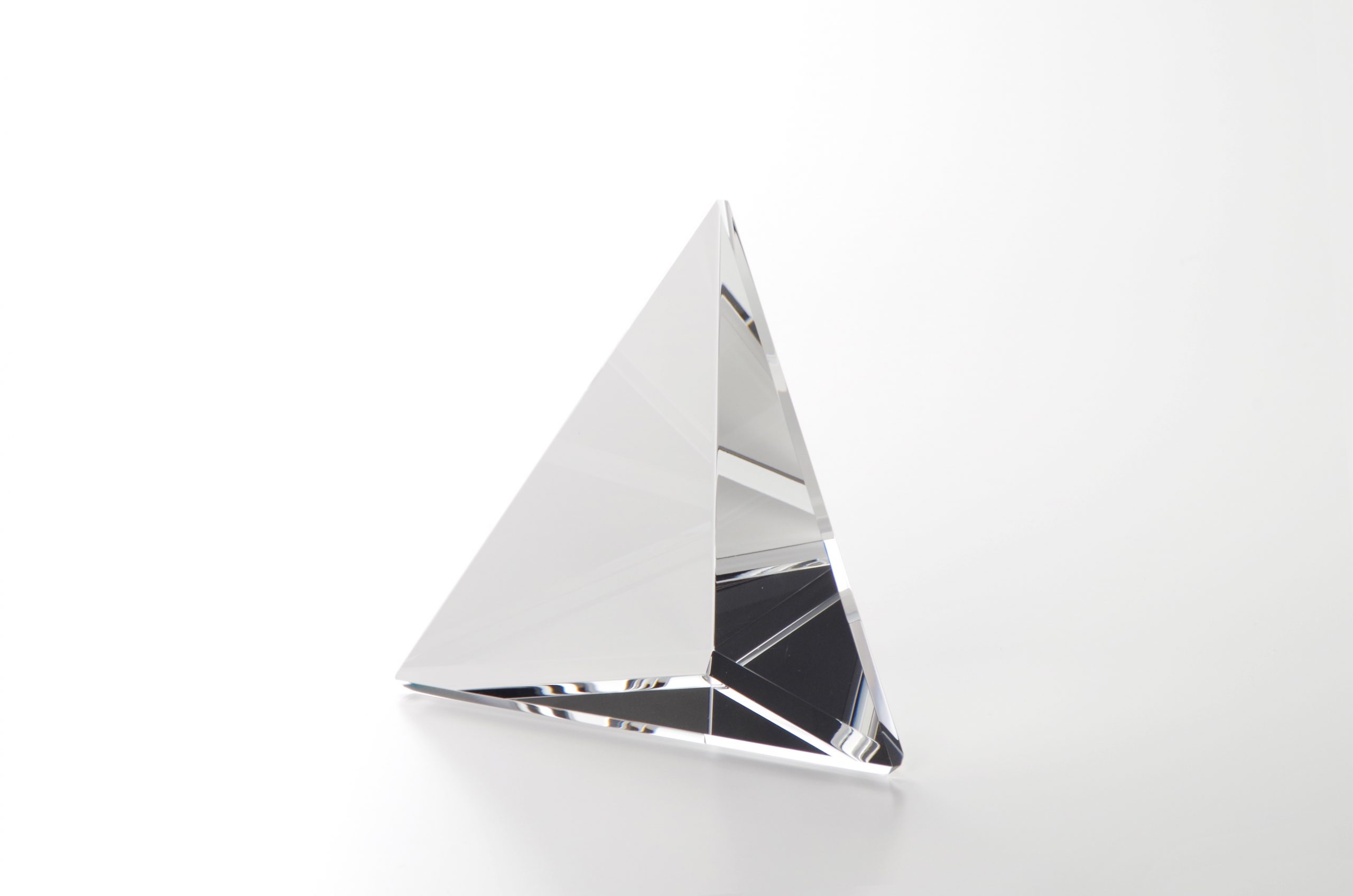 【クリスタルガラス表彰記念品】トライアングル・プリズム表彰盾 中<br />TRI-P-160<br />￥16,000